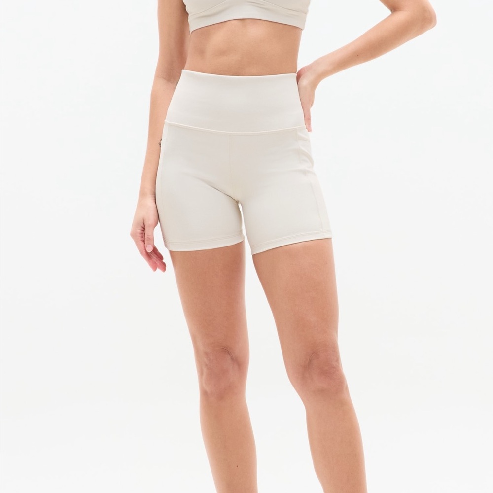 Athleta salutation stash 5” high rise bike short - bone